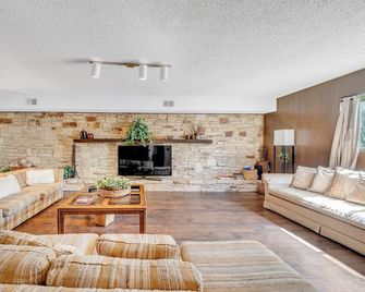 4br Home With Pool, Grill, Sleeps 12 Near Afb - Universal City - Living room