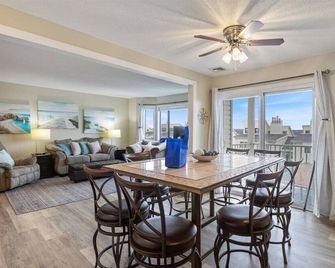Lakefront Osage Beach Condo + Workspace w/ Pool Views - Osage Beach - Dining room