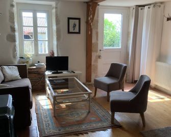 A haven of peace in the heart of a historic place with enclosed garden - Saint-Arailles - Sala de estar