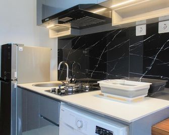 Homey and Comfort Studio at West Vista Apartment - Yakarta - Cocina
