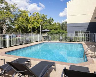 Fairfield Inn & Suites by Marriott Jacksonville Airport - Jacksonville - Pileta