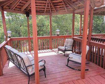 Stone House with patio, hot tub-less than 50 yards to the water. - Clifton