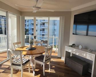 Broadbeach Holiday Apartments - Broadbeach - Dining room
