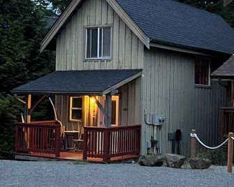 Pacific Rim Cabin Cozy waterfront cedar cabin with hot tub. Pet friendly! - Ucluelet - Building