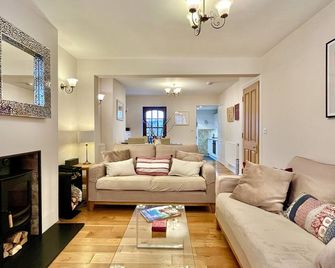 Wickland Cottage by inspirestays-com - Chichester - Living room