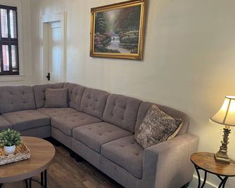 La Maison Chemin Neuf Charming Home Located Near False River in New Roads - New Roads - Sala de estar