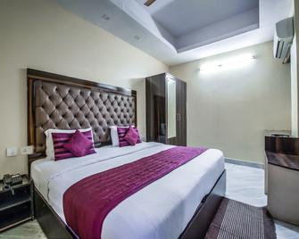 OYO 2807 Hotel Crosswinds Residency - Noida - Bedroom