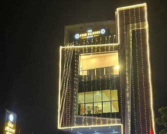 The Four Seasons Hotel - Sultānpur - Building