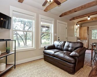 Morning Dove I Romantic, Minutes from The Square! - Wimberley - Living room