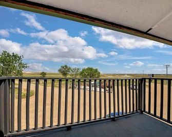 Badlands Hotel & Campground - Interior - Balcón