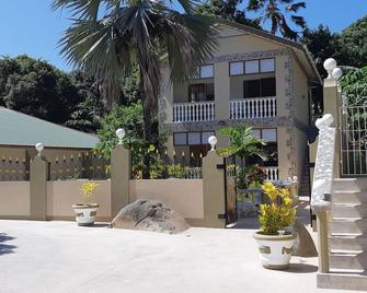 Relax and Quiet Place - Baie Sainte Anne - Building