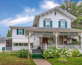 Carriage House Bed & Breakfast - Winona - Building