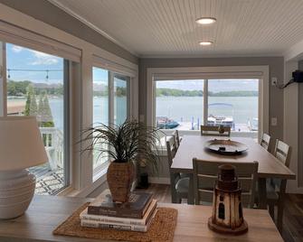 Waterfront Lake Cottage - Upper Nemahbin Lake - Oconomowoc - Dining room