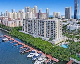 Le Petit Italie ,water View 22 With Pool - Sunny Isles Beach - Outdoors view