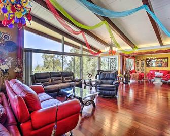 Colorful El Cajon Gem Deck, Garden and Valley Views - El Cajon - Lounge