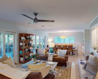 10 Tyler - 4-Bedroom Home Home - Jekyll Island - Living room