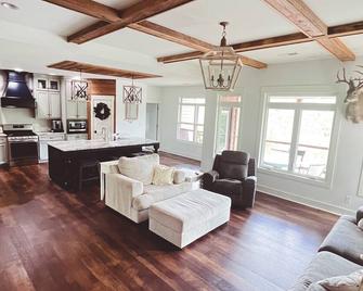Longleaf Farms, a Mountain Getaway with gorgeous views! - Piedmont - Sala de estar