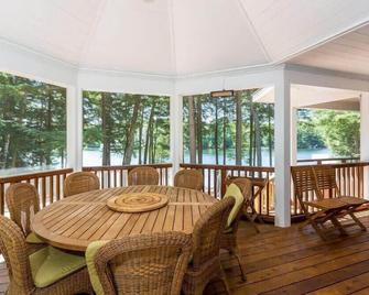 Sandy Shores on Lake Joseph Luxury Cottage & Boathouse - Minett - Dining room