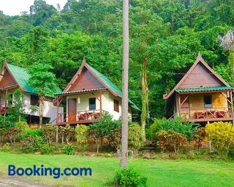 Tp Hut Bungalows - Ban Khlong Son - Building