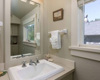 Chapman Cove by Avantstay Gorgeous Beach Bungalow w/ Sauna - Cannon Beach - Bathroom