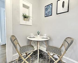 Global Cup Local Hotspot Shelter In Place Here! - Dallas - Spisestue