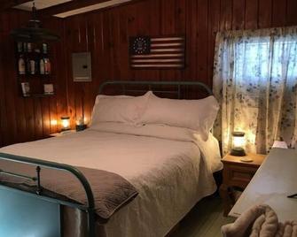 Riverfront ready for Summer Fun - Moss Point - Bedroom