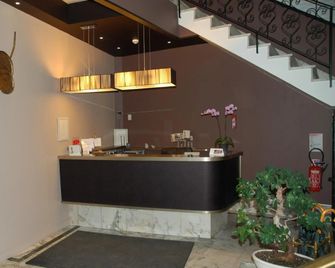 Hotel De L'avenue - Saintes - Front desk