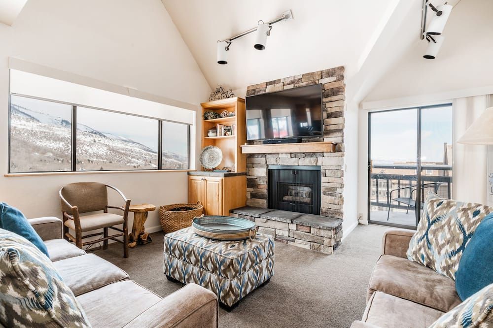 The Loft at Mountain Village by All Seasons Resort Lodging - Park City - Living room
