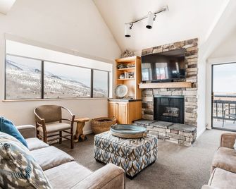 The Loft at Mountain Village by All Seasons Resort Lodging - Park City - Living room