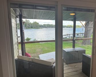 Discover tucked away 5-bedroom lakefront cabin getaway in Land O' Lakes with AC - Land O' Lakes - Balcony