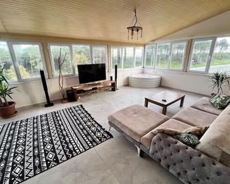 Airport Forest Room - Arnavutköy - Wohnzimmer