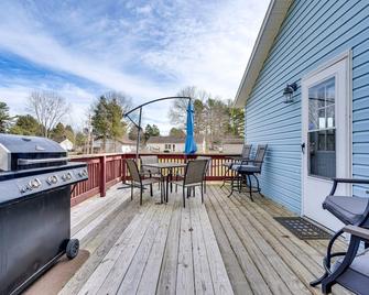Renovated Family House Game Room, Deck and Hot Tub! - Logan - Balcony