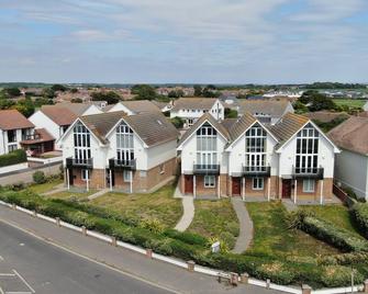 53Searoad, Sea Views,The Needles & The Isle of White, 3 bed, garden, beach, dogs - Milford on Sea - Building