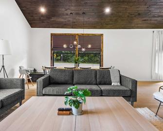 Campfire Bungalow - Kid Friendly - Palenville - Living room