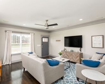 3 King Bedrooms each with private bath, Beautiful Townhouse Minutes to Downtown - Nashville - Living room