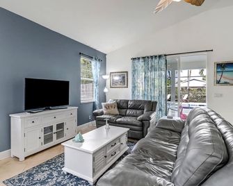 4 Bedroom, 2 Bath Home with Large Private Pool - Bike or Walk to the Beach! - Naples - Wohnzimmer