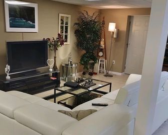 Spacious Hamptons Apartment. - New Pool House Available See Listing ID- 2719927 - Hampton Bays - Wohnzimmer