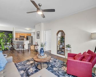 Modern 2br2ba Pool Gym Near Airport #9 - Tampa - Sala de estar