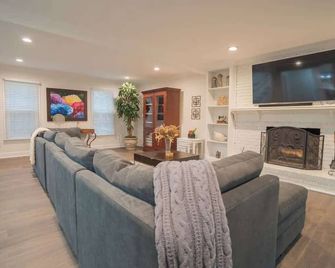 Fire pit - 6 Min to North Hills - Screened Porch - Raleigh - Sala de estar