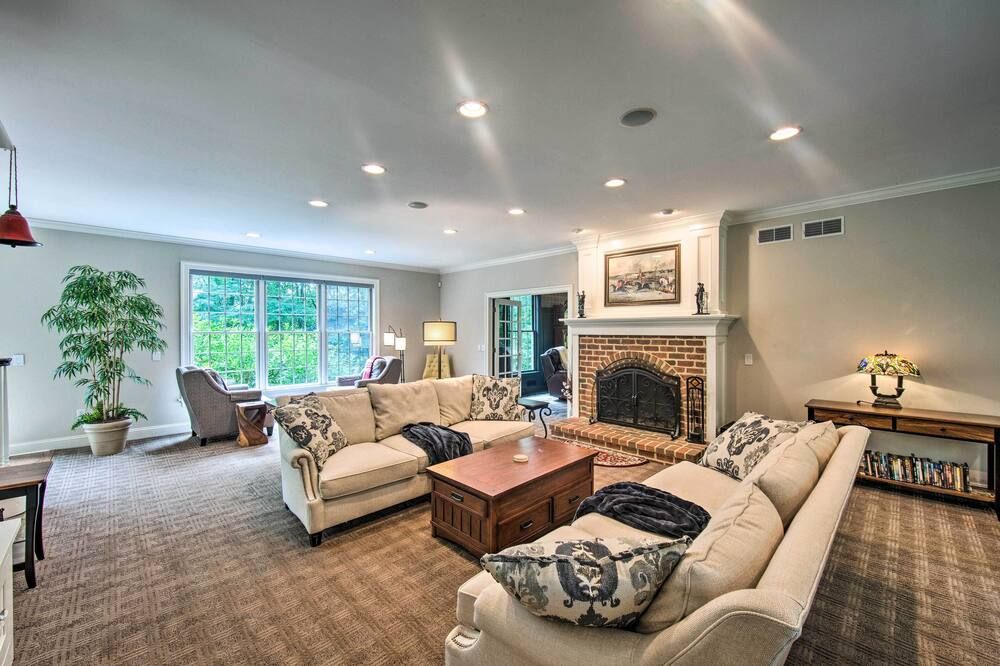 Extravagant Atglen Manor w/ Private 60-Acre Land!