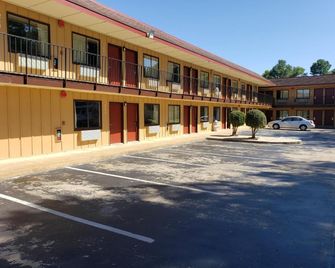 Super 7 Inn - Memphis - Building