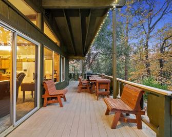 Tahquitz Chalet: Pet Friendly, Retro Chic Cabin with Lily Rock Views - Palm Springs - Balkon