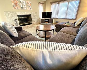 Valley View Home with Game Room, & Exclusive Beach & Pool Access - Nekoosa - Living room