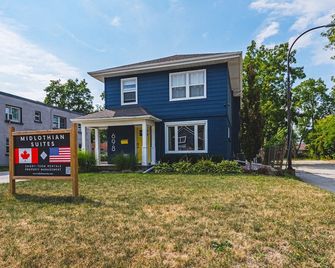 10 min walk to DT, stylish, free parking | IOB3 - Burlington - Building