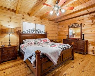 Cozy Secluded Family Retreat, Pet Friendly, Fast Wifi 15 Mins to Downtown WJ - West Jefferson - Bedroom