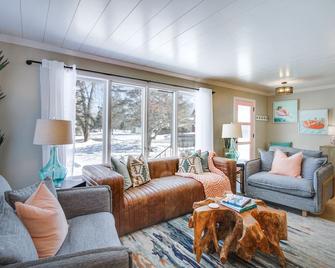 Home Rental on Detroit Lake Dock, Game Room! - Detroit Lakes - Wohnzimmer
