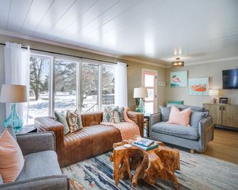 Home Rental on Detroit Lake Dock, Game Room! - Detroit Lakes - Wohnzimmer