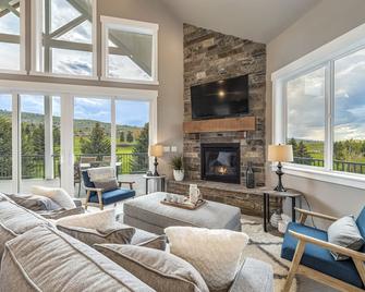 Beautiful Parade Home Overlooking Bear Lake Golf Course and Bear Lake With Private Hot Tub- Sleep 34 - Garden City - Sala de estar