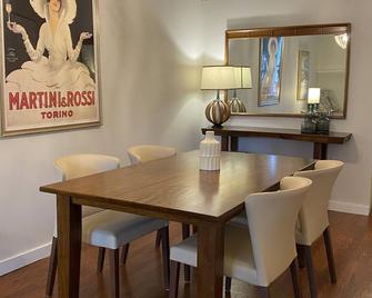 Deluxe Chicago 2 Bedroom Private Condo. Amazing Deal 1.5 mi from Wrigley! - Chicago - Dining room