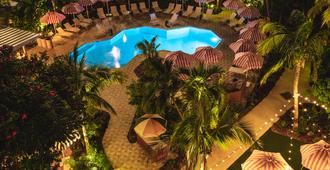 Hampton by Hilton Grand Cayman Seven Mile Beach - George Town - Pool